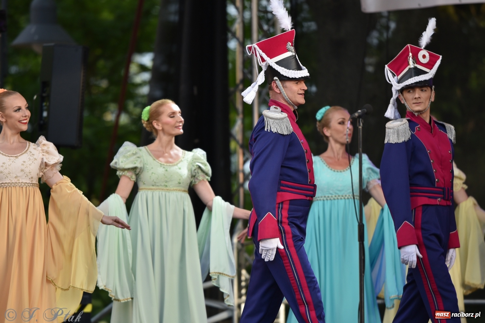 Zdjęcie w galerii na portalu naszraciborz.pl: Śląsk zabrał raciborzan w muzyczno-taneczną podróż po świecie wiadomości z regionu