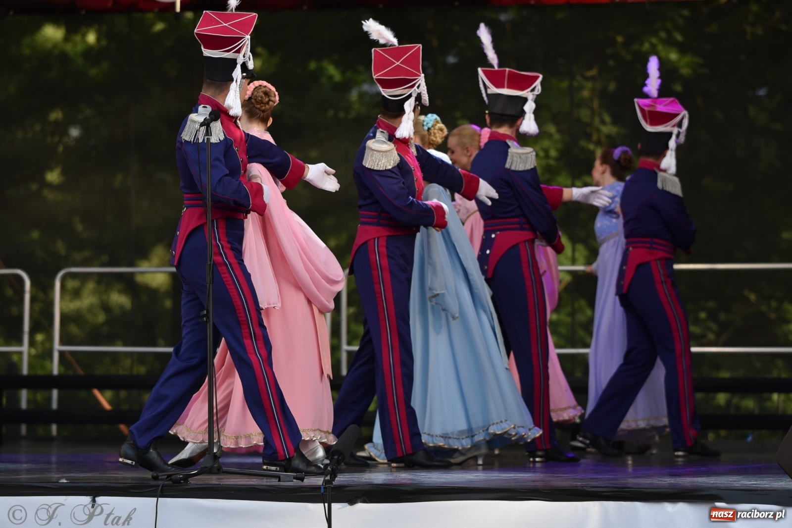 Zdjęcie w galerii na portalu naszraciborz.pl: Śląsk zabrał raciborzan w muzyczno-taneczną podróż po świecie wiadomości z regionu