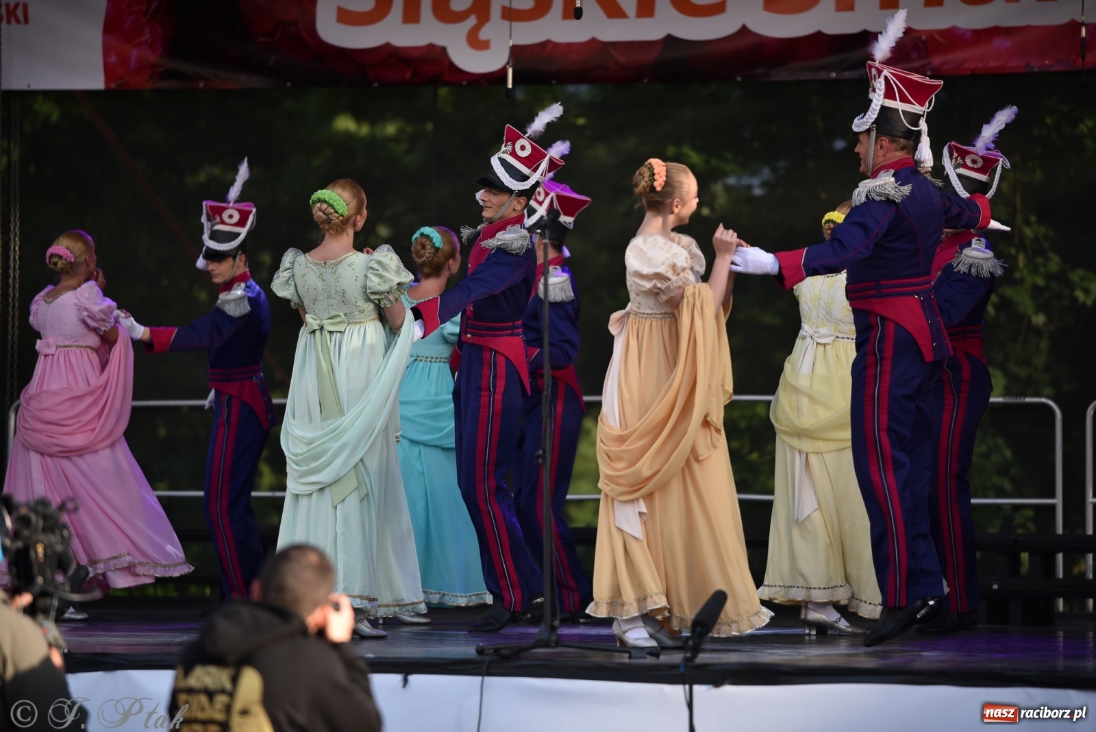 Zdjęcie w galerii na portalu naszraciborz.pl: Śląsk zabrał raciborzan w muzyczno-taneczną podróż po świecie wiadomości z regionu