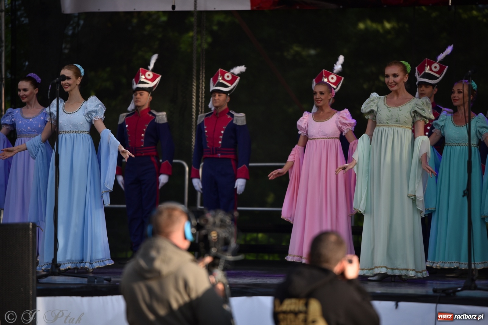 Zdjęcie w galerii na portalu naszraciborz.pl: Śląsk zabrał raciborzan w muzyczno-taneczną podróż po świecie wiadomości z regionu