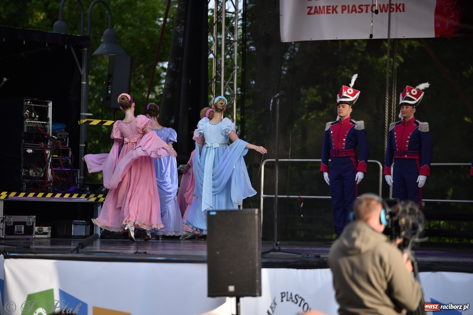 Zdjęcie w galerii na portalu naszraciborz.pl: Śląsk zabrał raciborzan w muzyczno-taneczną podróż po świecie wiadomości z regionu