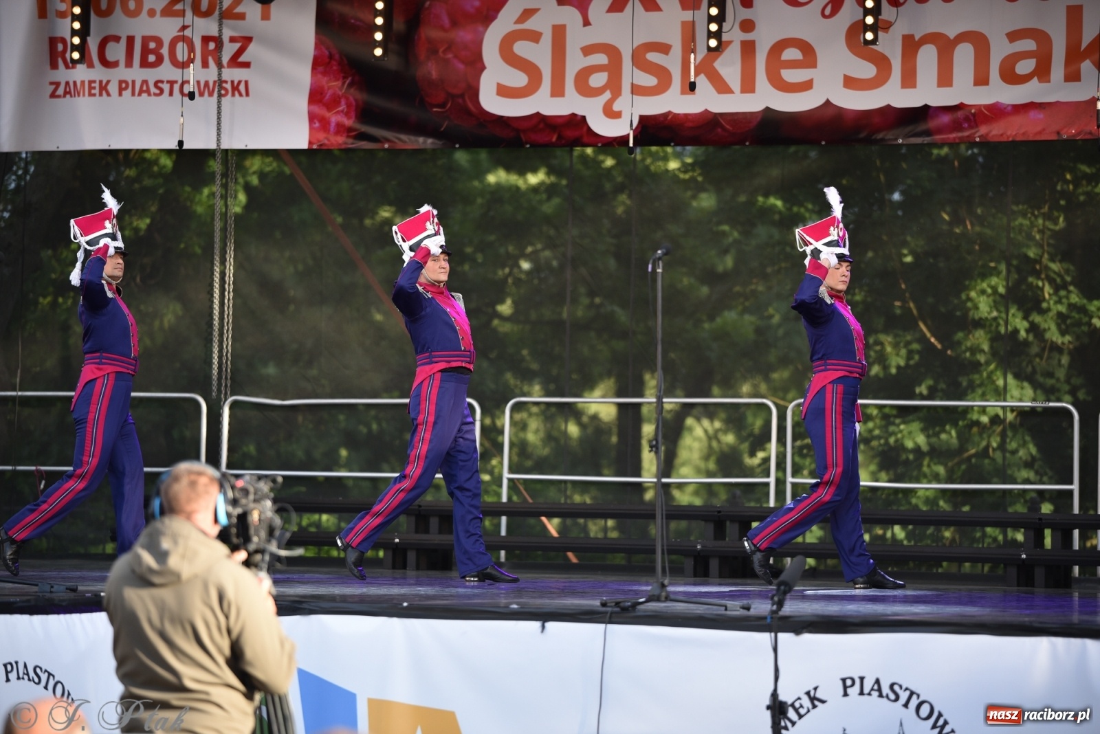 Zdjęcie w galerii na portalu naszraciborz.pl: Śląsk zabrał raciborzan w muzyczno-taneczną podróż po świecie wiadomości z regionu