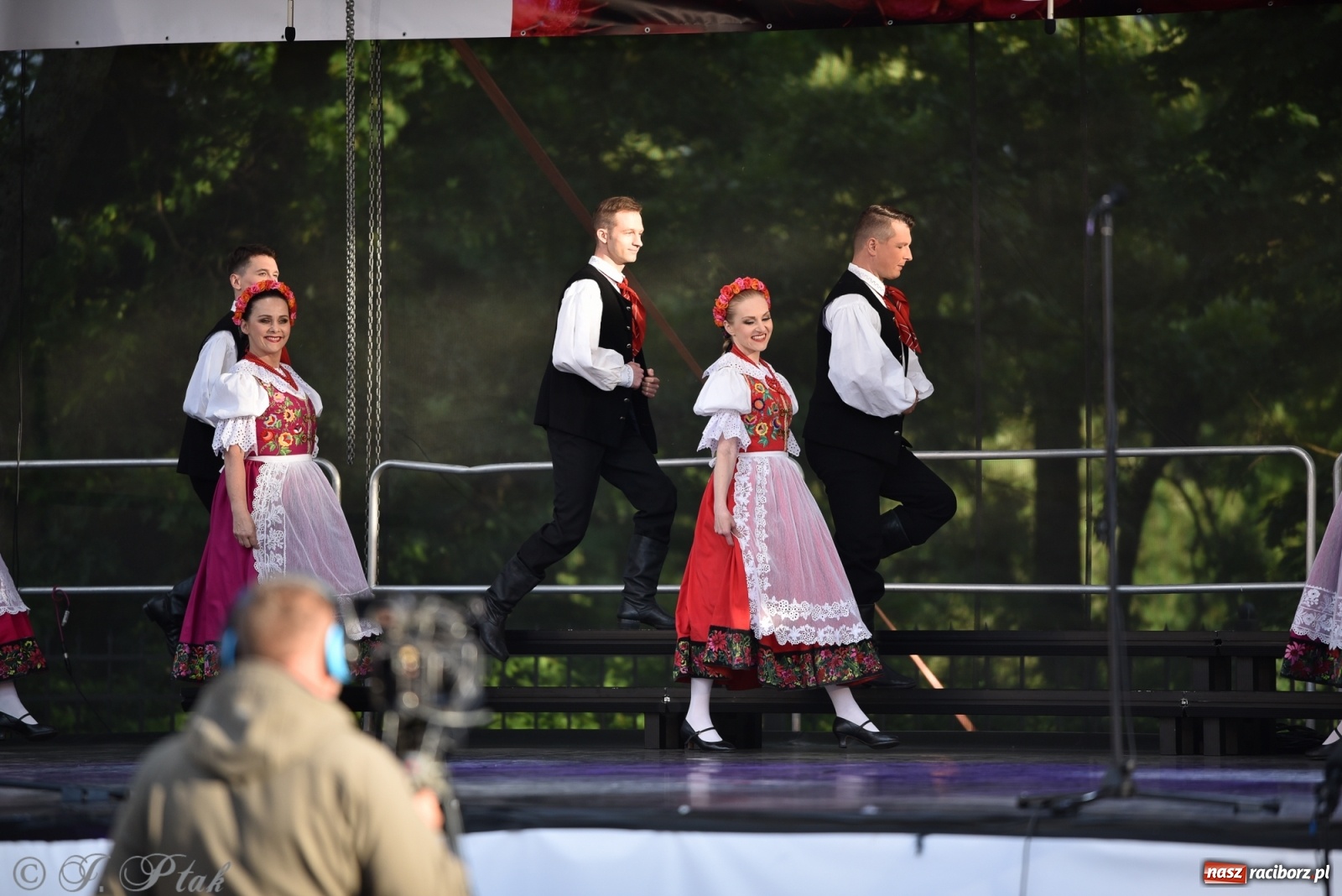 Zdjęcie w galerii na portalu naszraciborz.pl: Śląsk zabrał raciborzan w muzyczno-taneczną podróż po świecie wiadomości z regionu