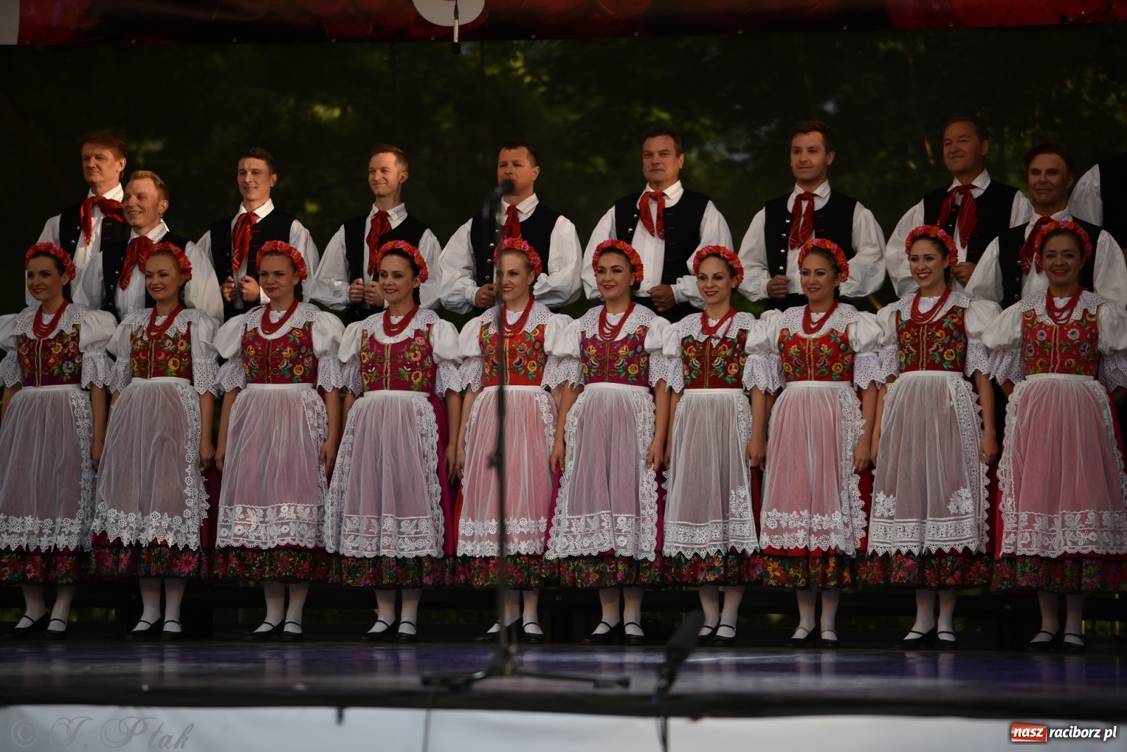 Zdjęcie w galerii na portalu naszraciborz.pl: Śląsk zabrał raciborzan w muzyczno-taneczną podróż po świecie wiadomości z regionu