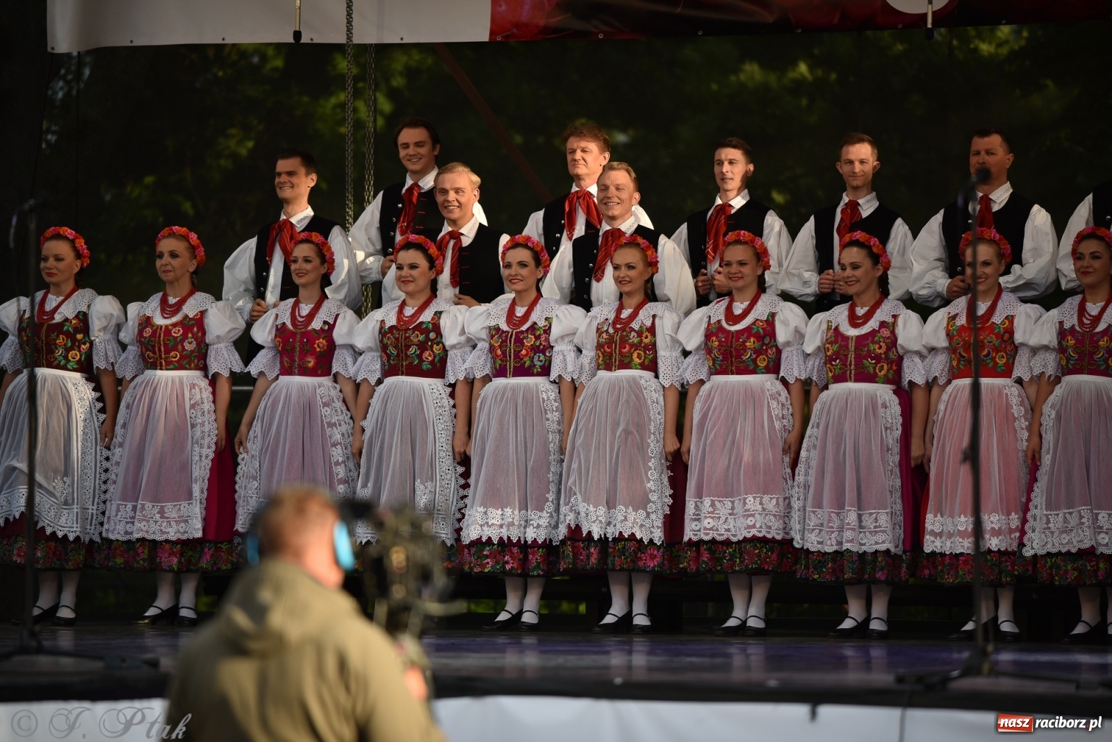 Zdjęcie w galerii na portalu naszraciborz.pl: Śląsk zabrał raciborzan w muzyczno-taneczną podróż po świecie wiadomości z regionu