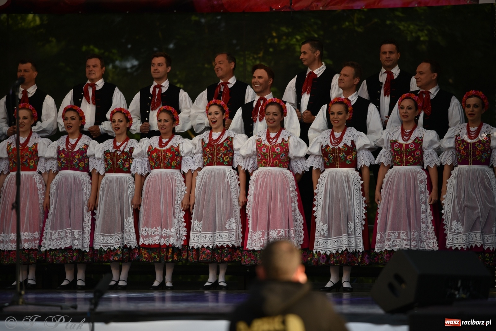 Zdjęcie w galerii na portalu naszraciborz.pl: Śląsk zabrał raciborzan w muzyczno-taneczną podróż po świecie wiadomości z regionu