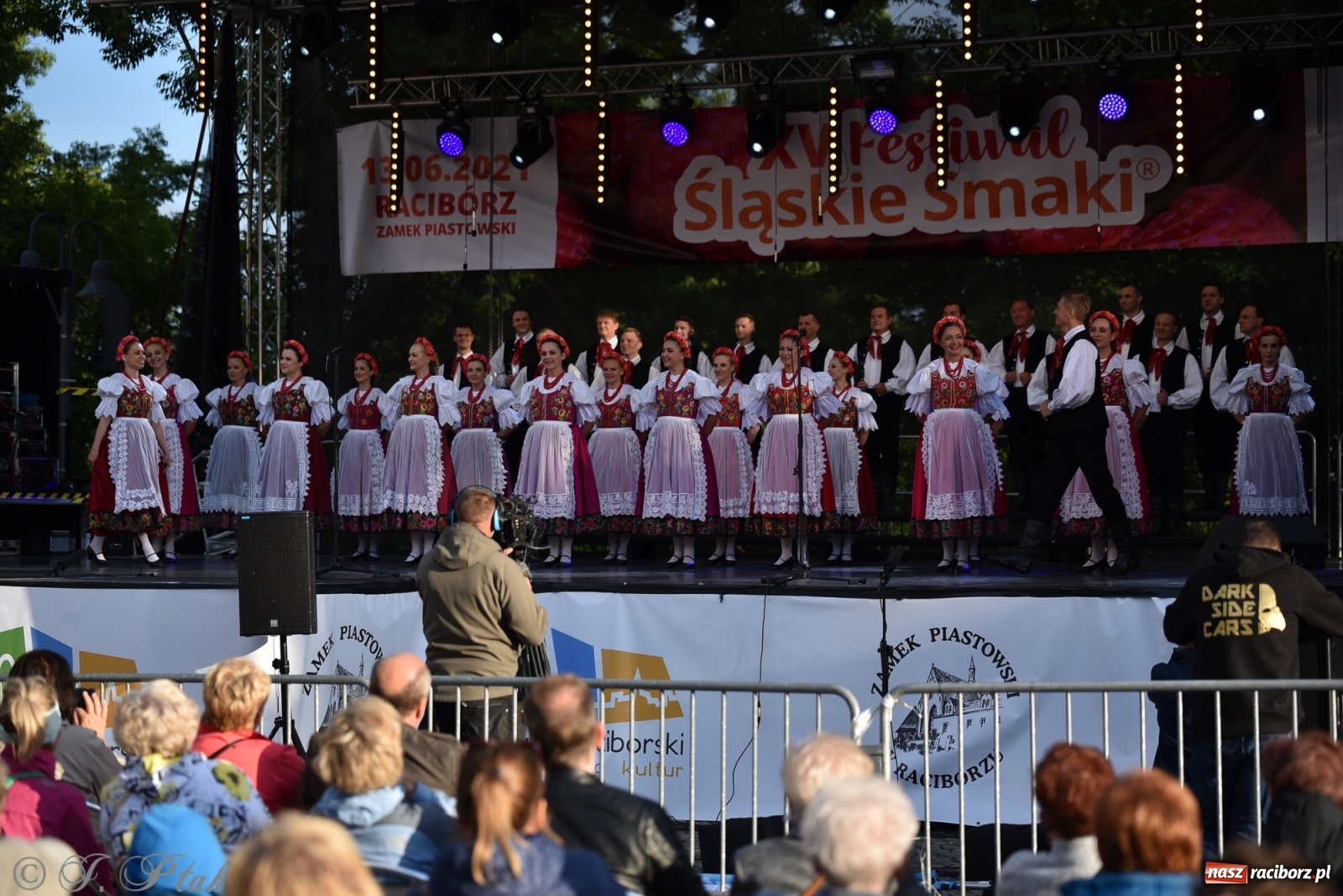 Zdjęcie w galerii na portalu naszraciborz.pl: Śląsk zabrał raciborzan w muzyczno-taneczną podróż po świecie wiadomości z regionu