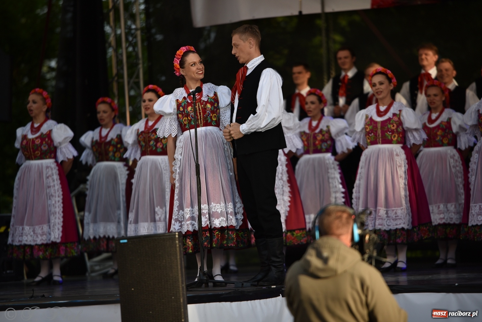 Zdjęcie w galerii na portalu naszraciborz.pl: Śląsk zabrał raciborzan w muzyczno-taneczną podróż po świecie wiadomości z regionu