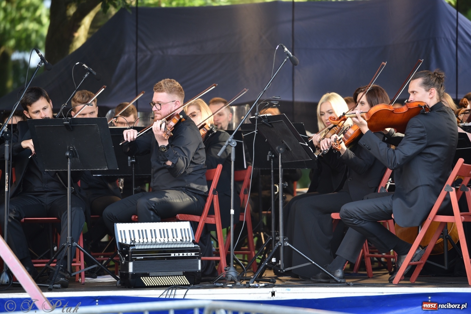 Zdjęcie w galerii na portalu naszraciborz.pl: Śląsk zabrał raciborzan w muzyczno-taneczną podróż po świecie wiadomości z regionu