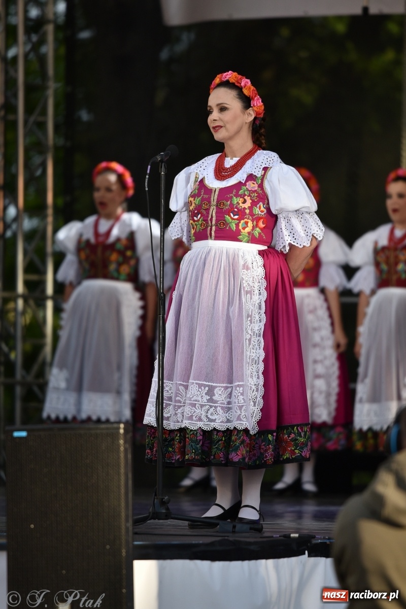 Zdjęcie w galerii na portalu naszraciborz.pl: Śląsk zabrał raciborzan w muzyczno-taneczną podróż po świecie wiadomości z regionu