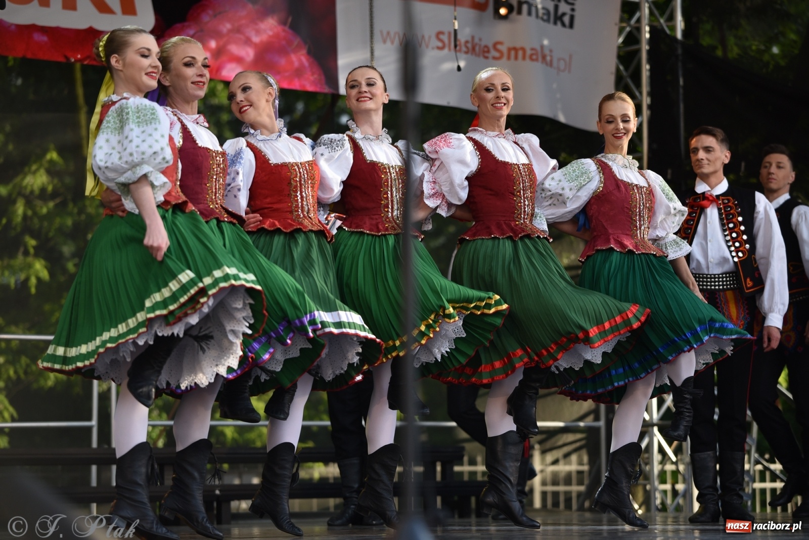 Zdjęcie w galerii na portalu naszraciborz.pl: Śląsk zabrał raciborzan w muzyczno-taneczną podróż po świecie wiadomości z regionu