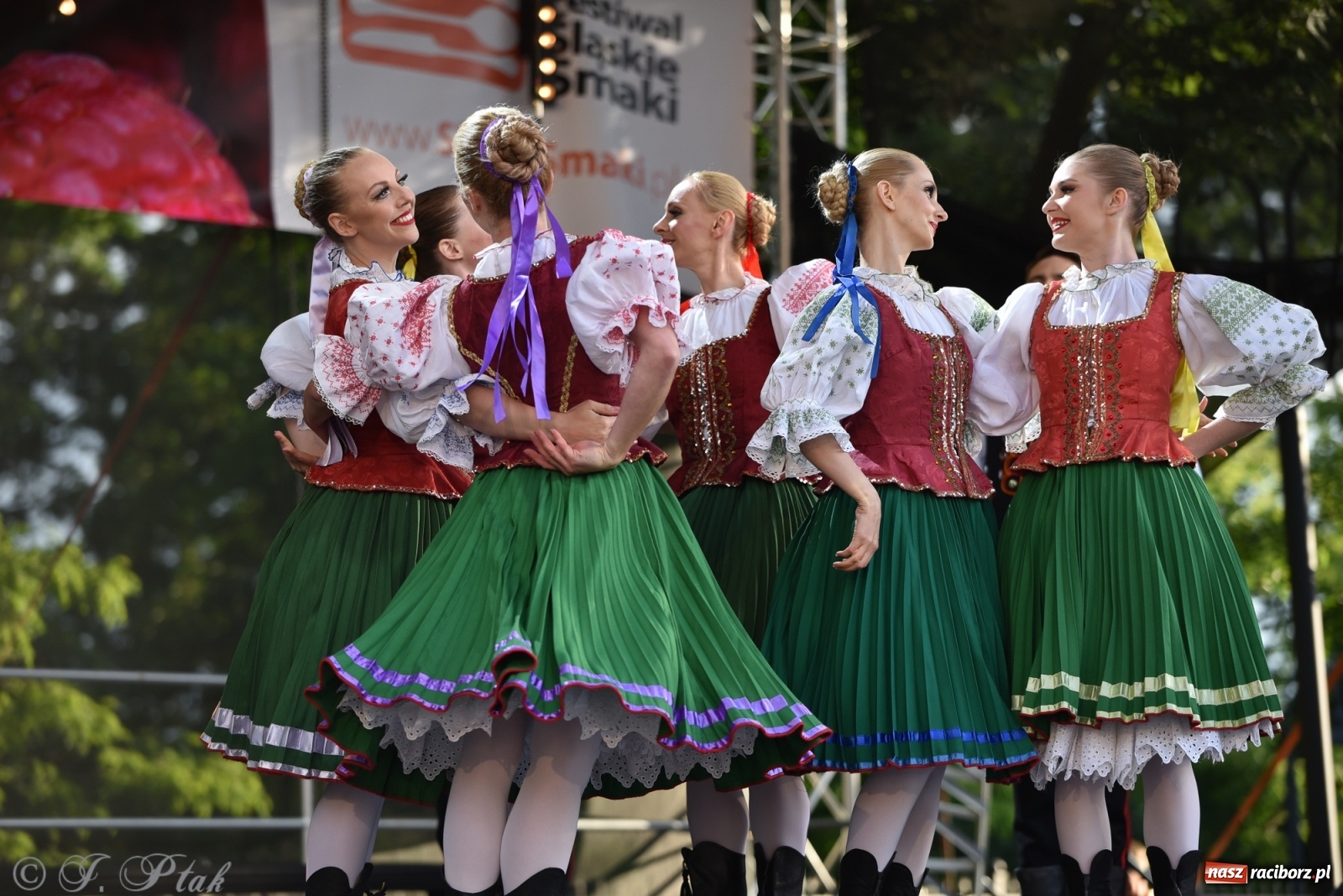 Zdjęcie w galerii na portalu naszraciborz.pl: Śląsk zabrał raciborzan w muzyczno-taneczną podróż po świecie wiadomości z regionu