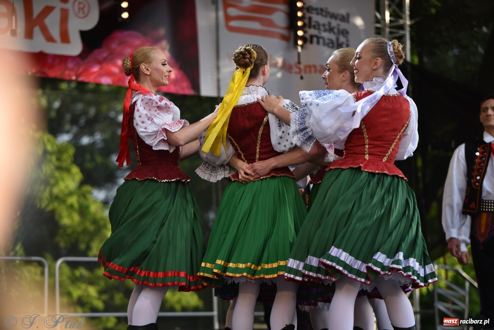 Zdjęcie w galerii na portalu naszraciborz.pl: Śląsk zabrał raciborzan w muzyczno-taneczną podróż po świecie wiadomości z regionu