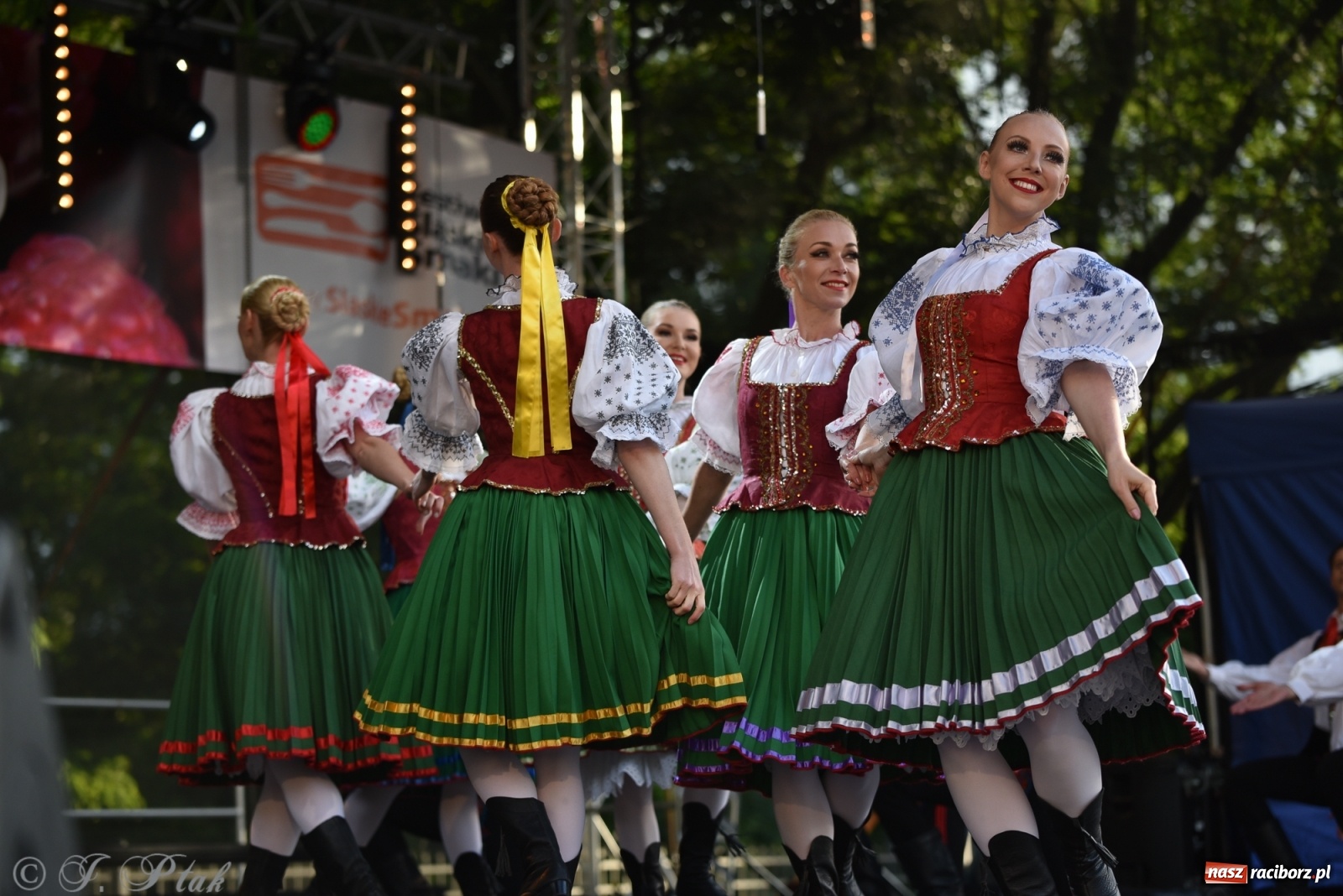 Zdjęcie w galerii na portalu naszraciborz.pl: Śląsk zabrał raciborzan w muzyczno-taneczną podróż po świecie wiadomości z regionu