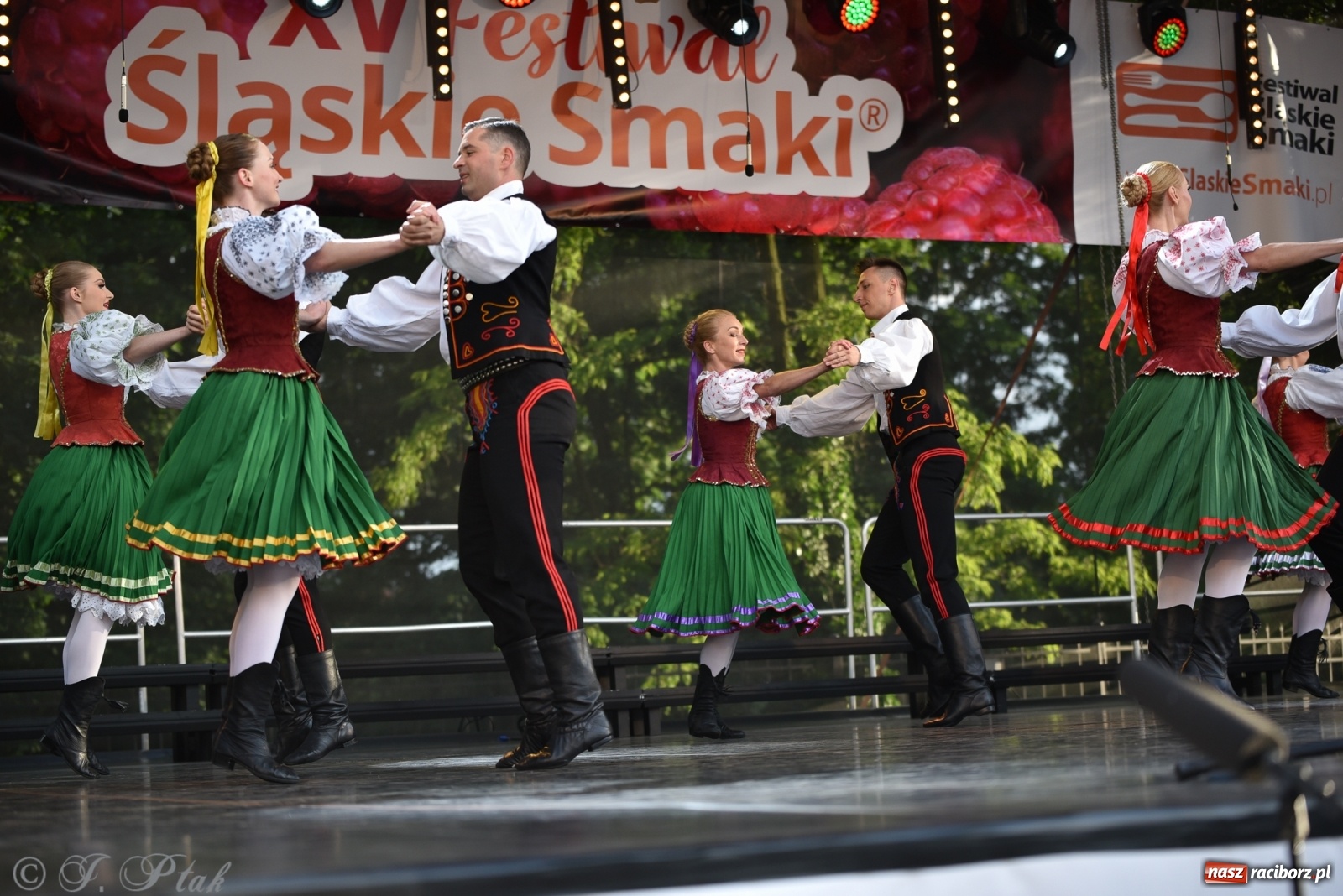 Zdjęcie w galerii na portalu naszraciborz.pl: Śląsk zabrał raciborzan w muzyczno-taneczną podróż po świecie wiadomości z regionu
