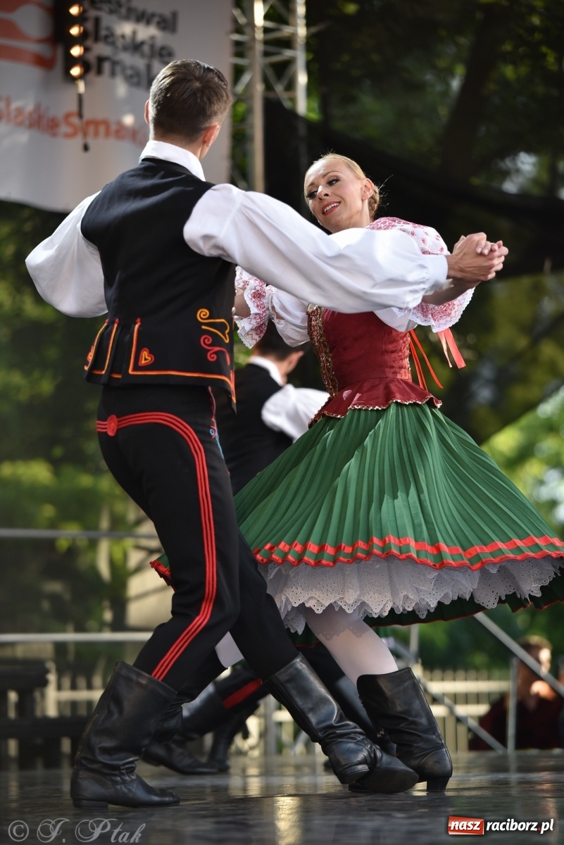 Zdjęcie w galerii na portalu naszraciborz.pl: Śląsk zabrał raciborzan w muzyczno-taneczną podróż po świecie wiadomości z regionu