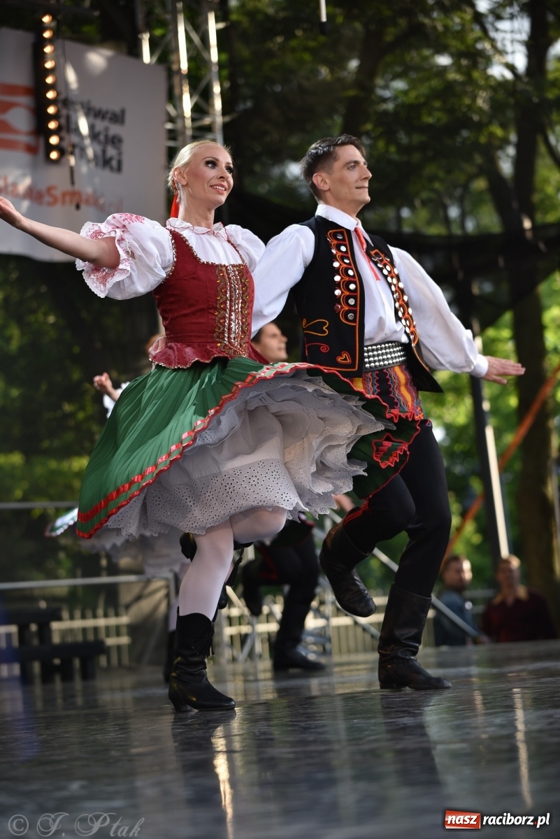 Zdjęcie w galerii na portalu naszraciborz.pl: Śląsk zabrał raciborzan w muzyczno-taneczną podróż po świecie wiadomości z regionu