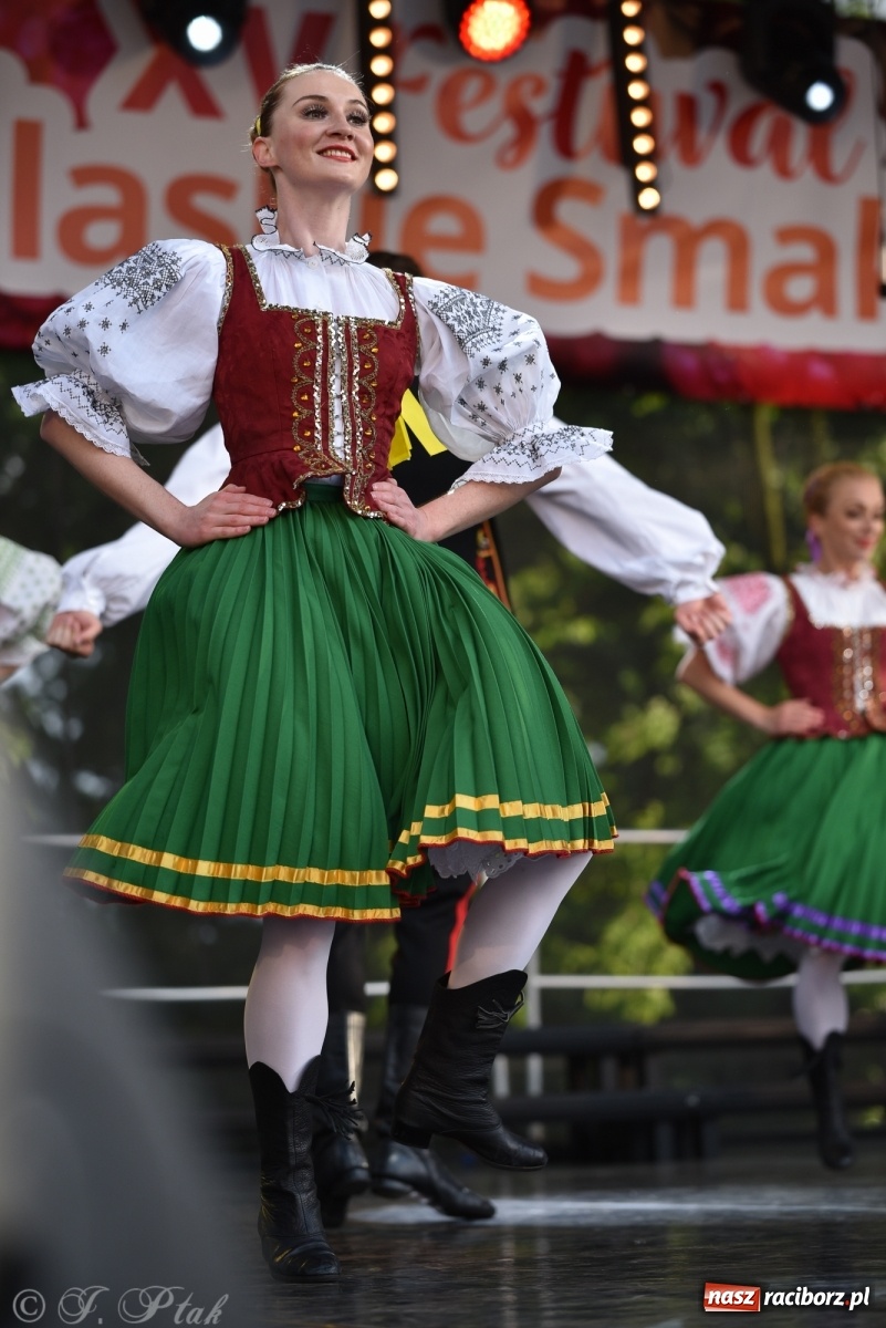 Zdjęcie w galerii na portalu naszraciborz.pl: Śląsk zabrał raciborzan w muzyczno-taneczną podróż po świecie wiadomości z regionu