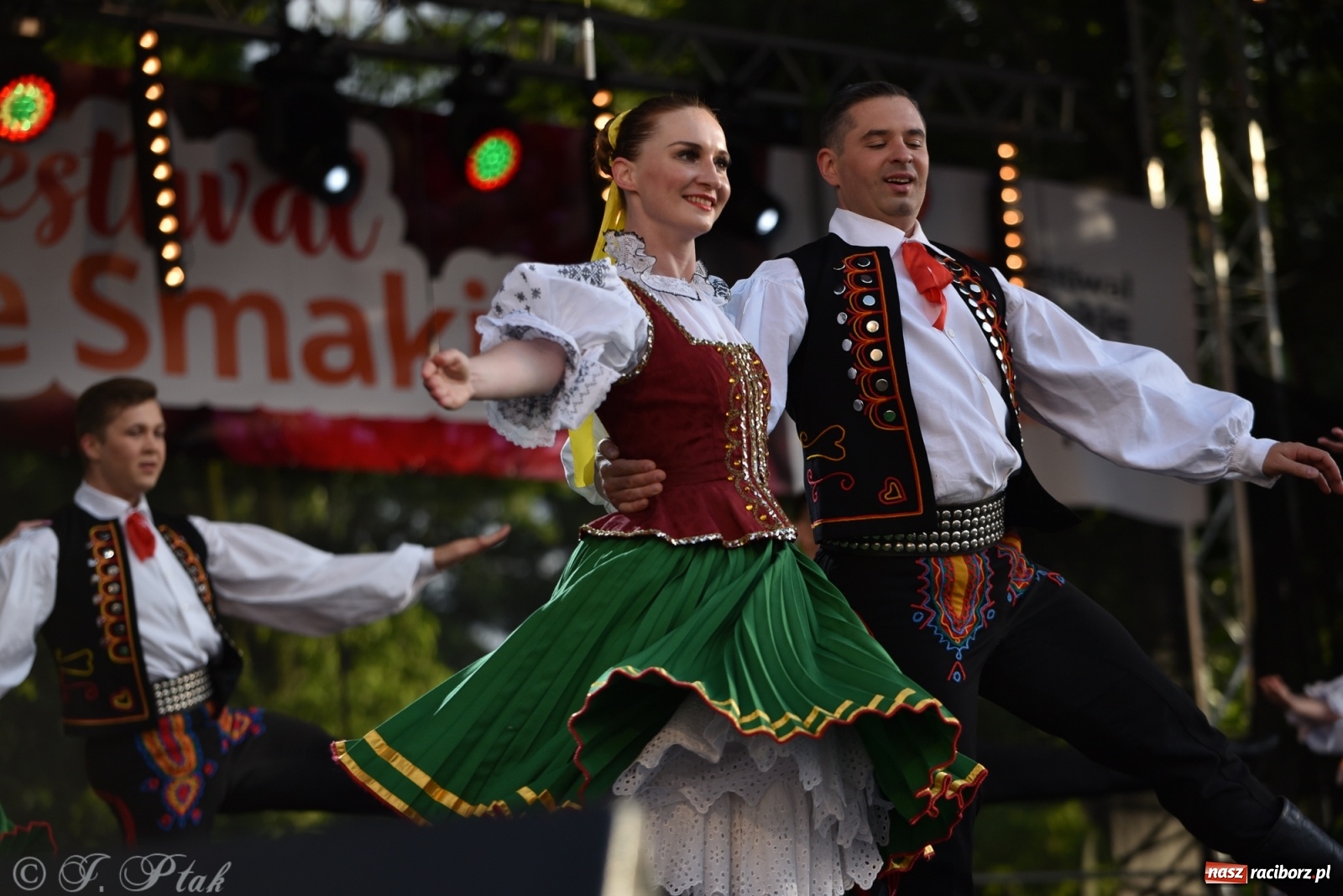Zdjęcie w galerii na portalu naszraciborz.pl: Śląsk zabrał raciborzan w muzyczno-taneczną podróż po świecie wiadomości z regionu