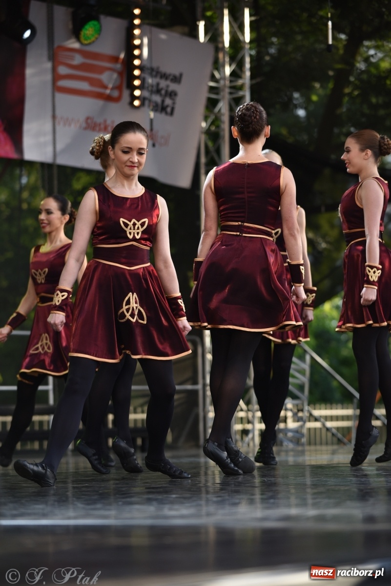 Zdjęcie w galerii na portalu naszraciborz.pl: Śląsk zabrał raciborzan w muzyczno-taneczną podróż po świecie wiadomości z regionu