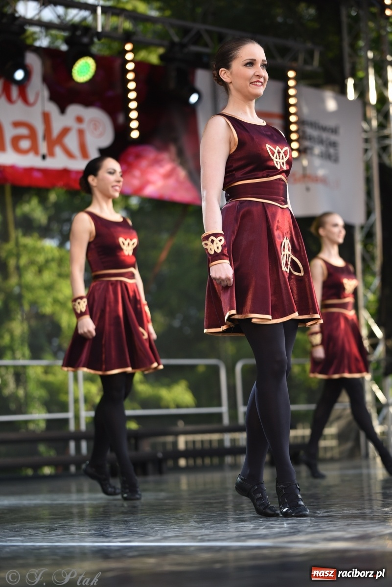 Zdjęcie w galerii na portalu naszraciborz.pl: Śląsk zabrał raciborzan w muzyczno-taneczną podróż po świecie wiadomości z regionu