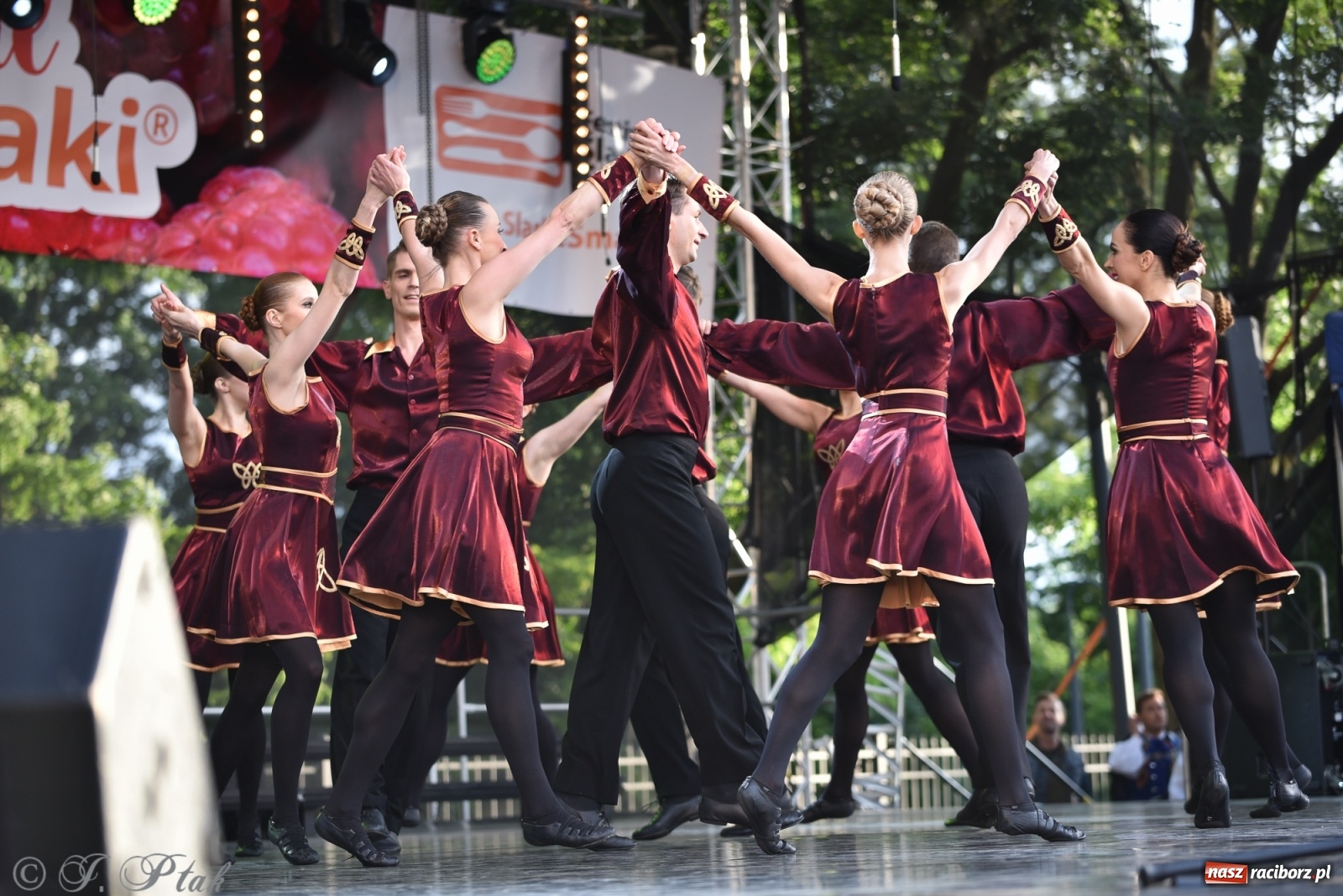 Zdjęcie w galerii na portalu naszraciborz.pl: Śląsk zabrał raciborzan w muzyczno-taneczną podróż po świecie wiadomości z regionu