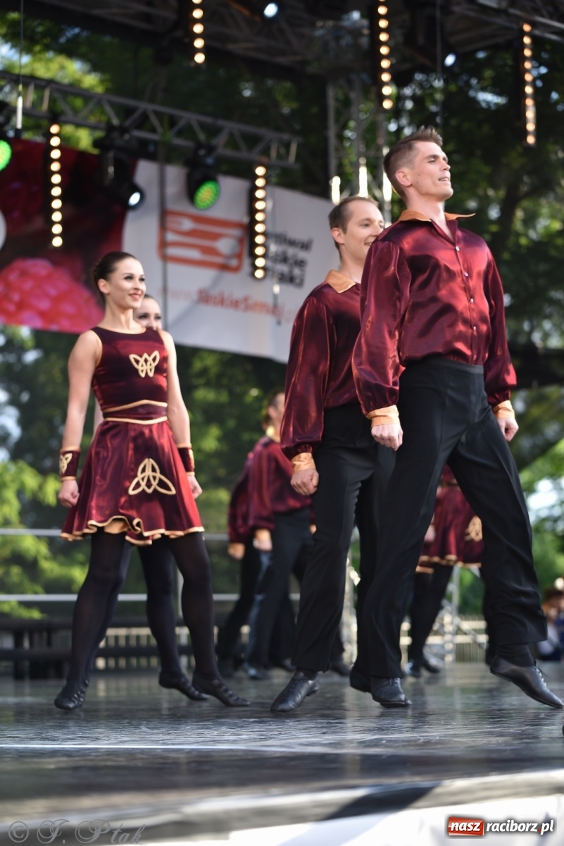 Zdjęcie w galerii na portalu naszraciborz.pl: Śląsk zabrał raciborzan w muzyczno-taneczną podróż po świecie wiadomości z regionu