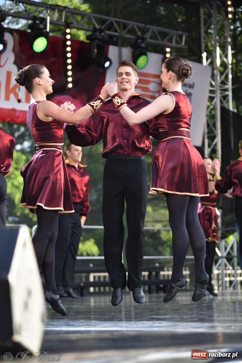 Zdjęcie w galerii na portalu naszraciborz.pl: Śląsk zabrał raciborzan w muzyczno-taneczną podróż po świecie wiadomości z regionu