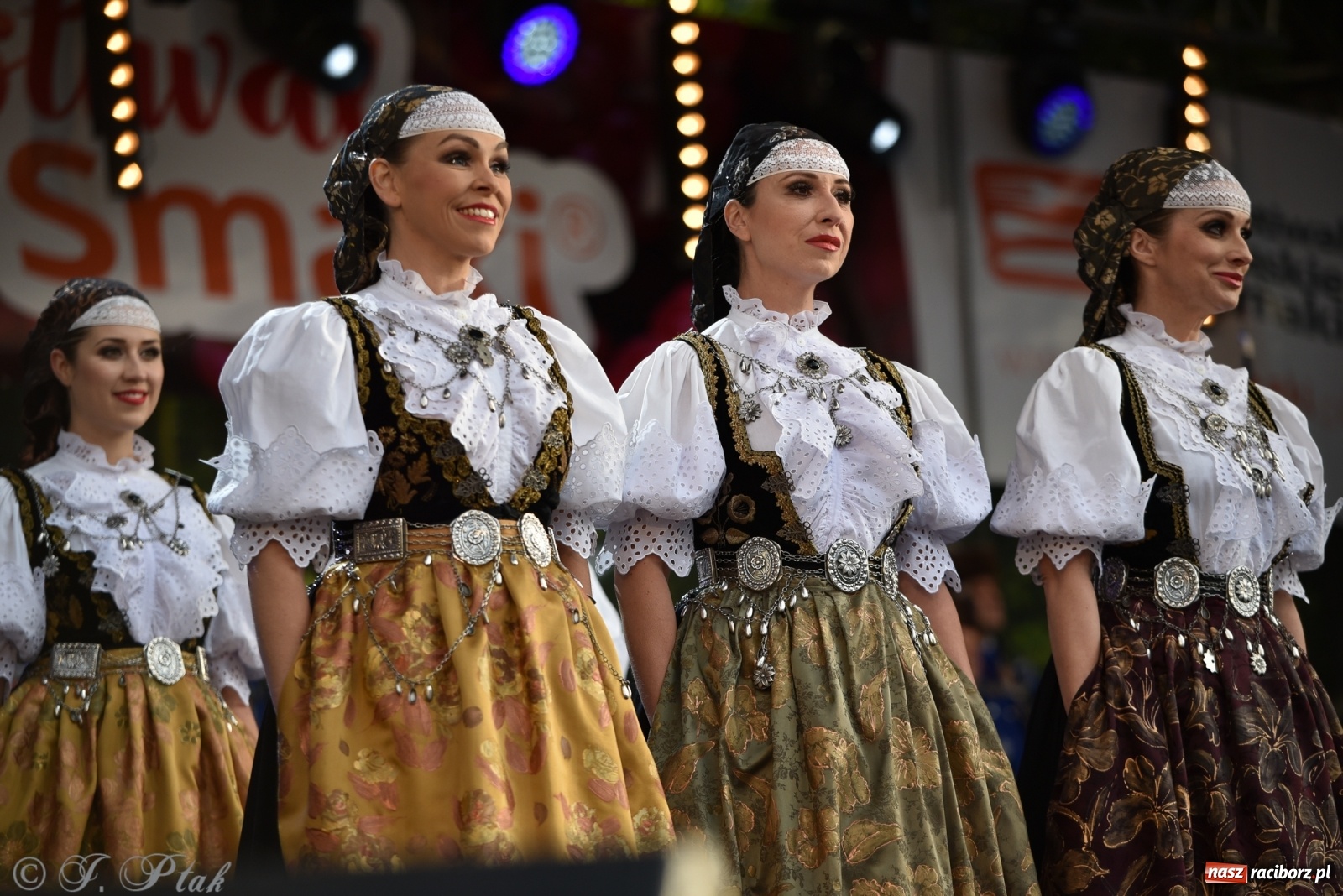 Zdjęcie w galerii na portalu naszraciborz.pl: Śląsk zabrał raciborzan w muzyczno-taneczną podróż po świecie wiadomości z regionu