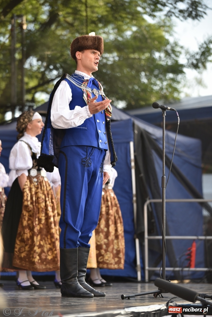 Zdjęcie w galerii na portalu naszraciborz.pl: Śląsk zabrał raciborzan w muzyczno-taneczną podróż po świecie wiadomości z regionu