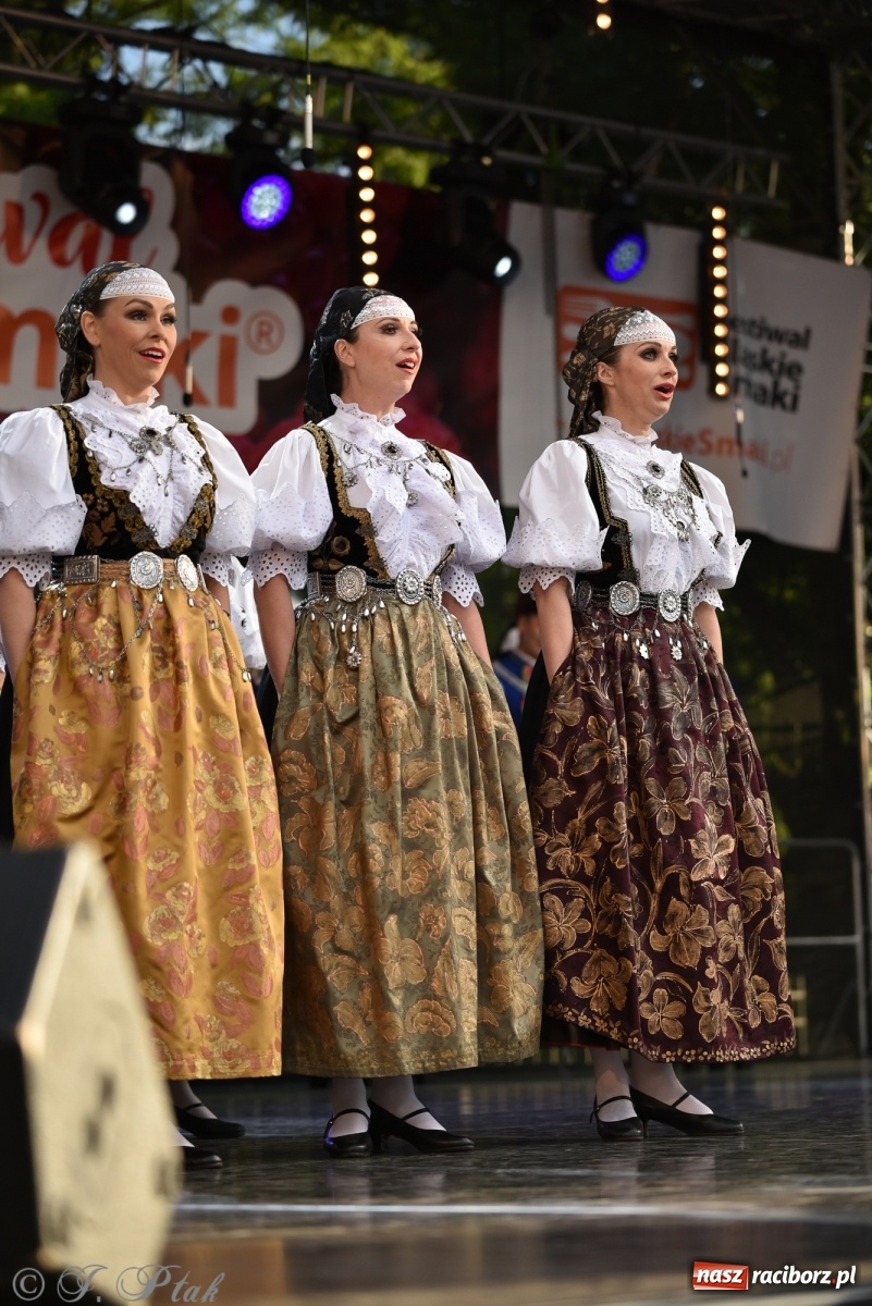 Zdjęcie w galerii na portalu naszraciborz.pl: Śląsk zabrał raciborzan w muzyczno-taneczną podróż po świecie wiadomości z regionu