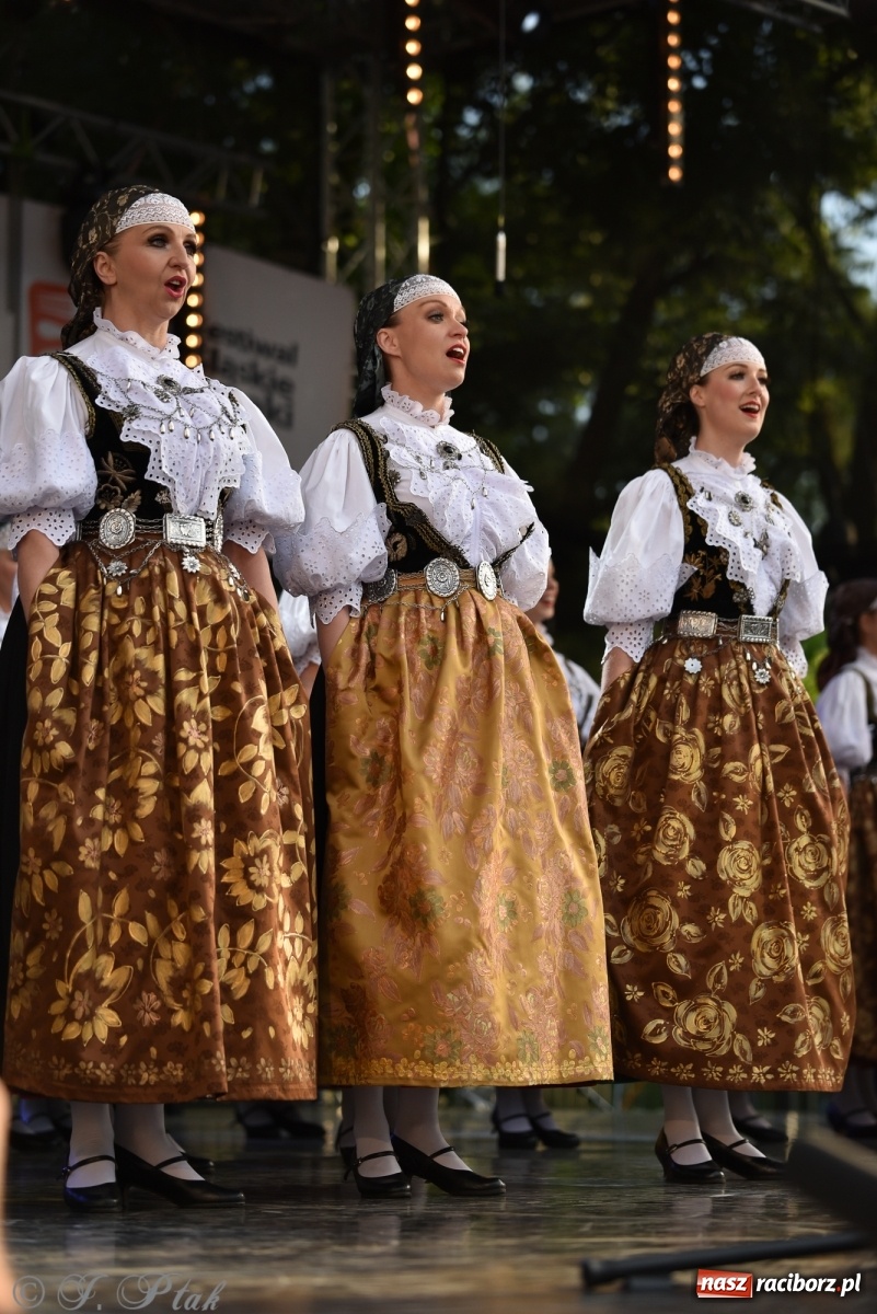 Zdjęcie w galerii na portalu naszraciborz.pl: Śląsk zabrał raciborzan w muzyczno-taneczną podróż po świecie wiadomości z regionu
