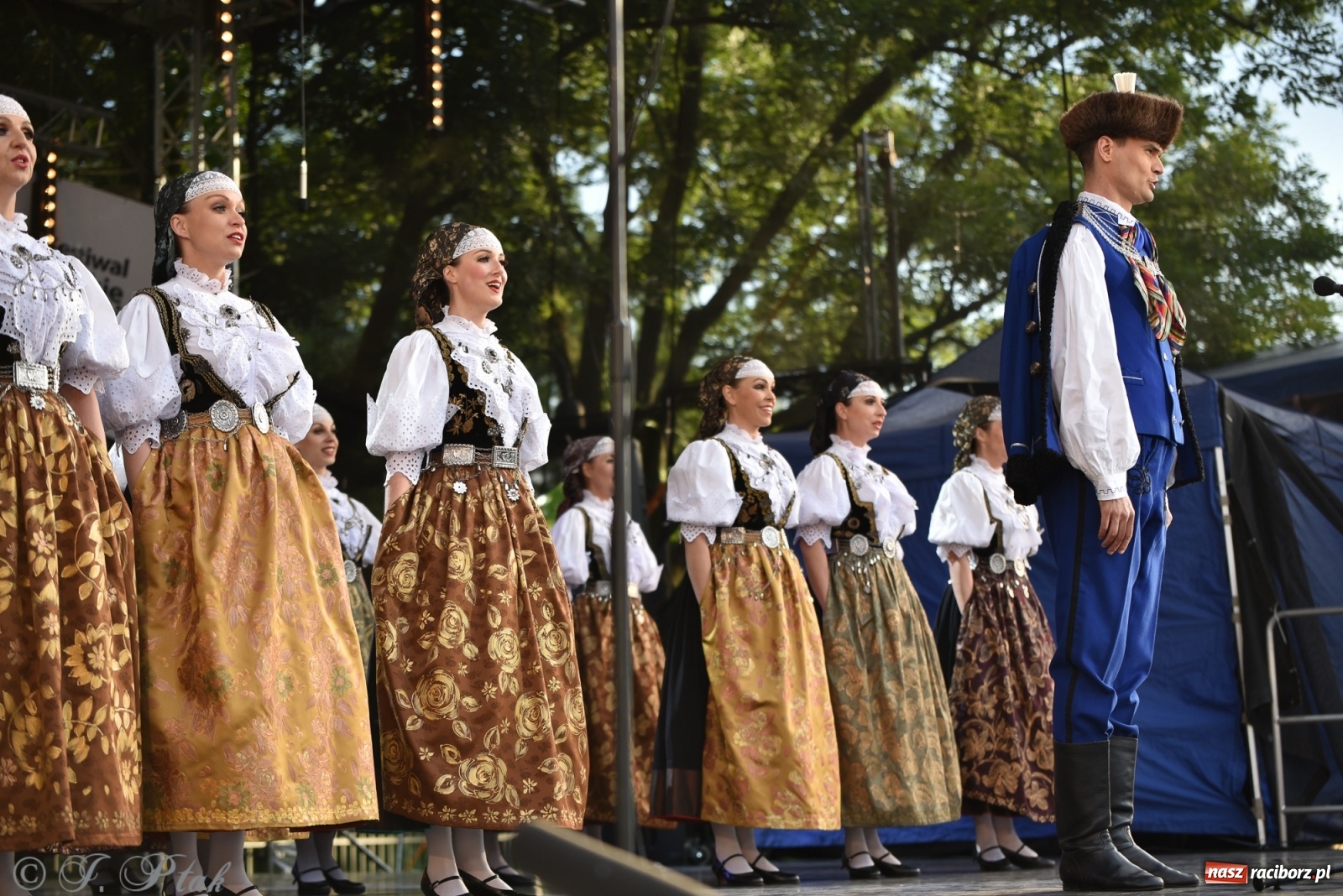 Zdjęcie w galerii na portalu naszraciborz.pl: Śląsk zabrał raciborzan w muzyczno-taneczną podróż po świecie wiadomości z regionu