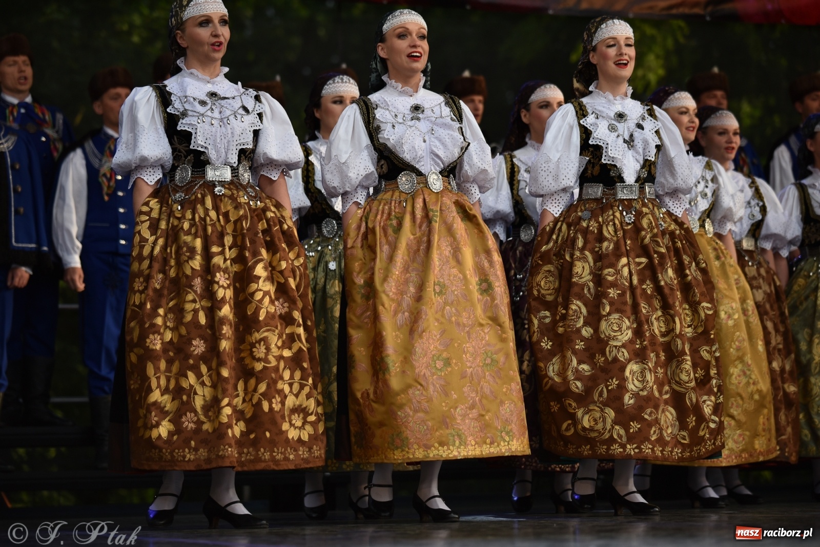 Zdjęcie w galerii na portalu naszraciborz.pl: Śląsk zabrał raciborzan w muzyczno-taneczną podróż po świecie wiadomości z regionu