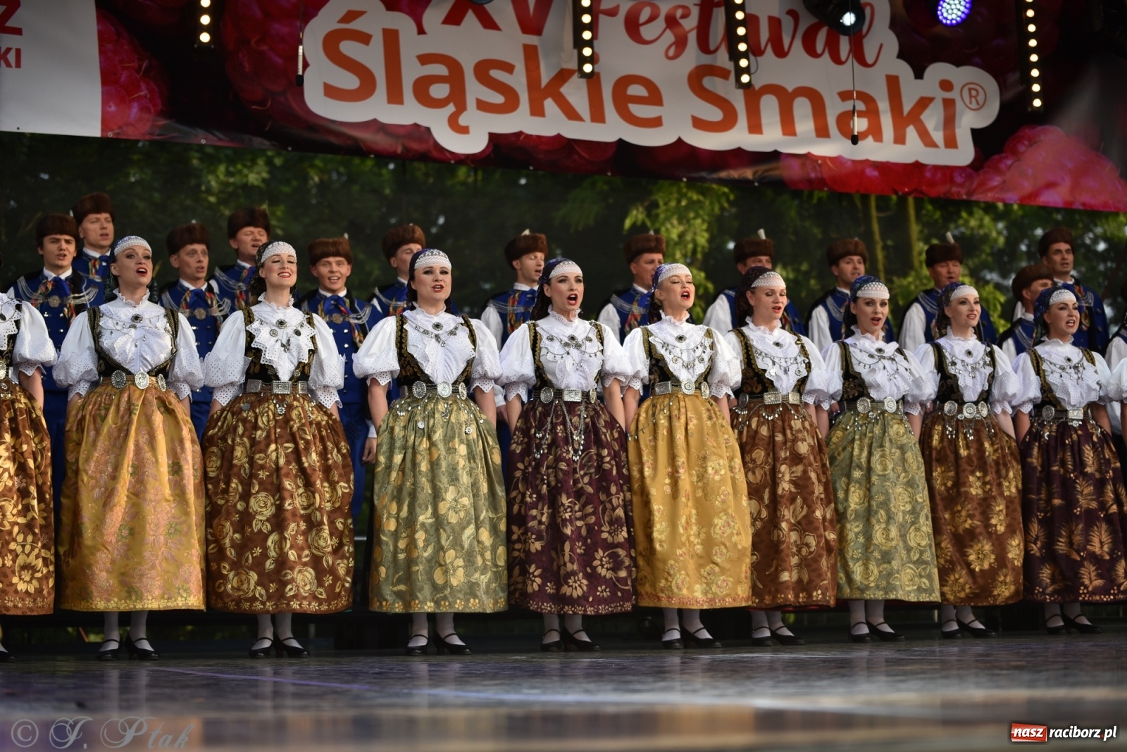 Zdjęcie w galerii na portalu naszraciborz.pl: Śląsk zabrał raciborzan w muzyczno-taneczną podróż po świecie wiadomości z regionu