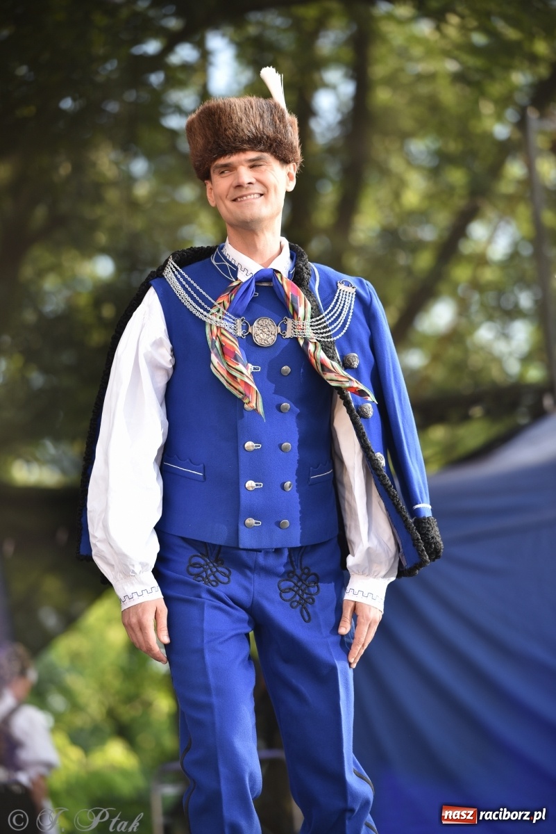 Zdjęcie w galerii na portalu naszraciborz.pl: Śląsk zabrał raciborzan w muzyczno-taneczną podróż po świecie wiadomości z regionu