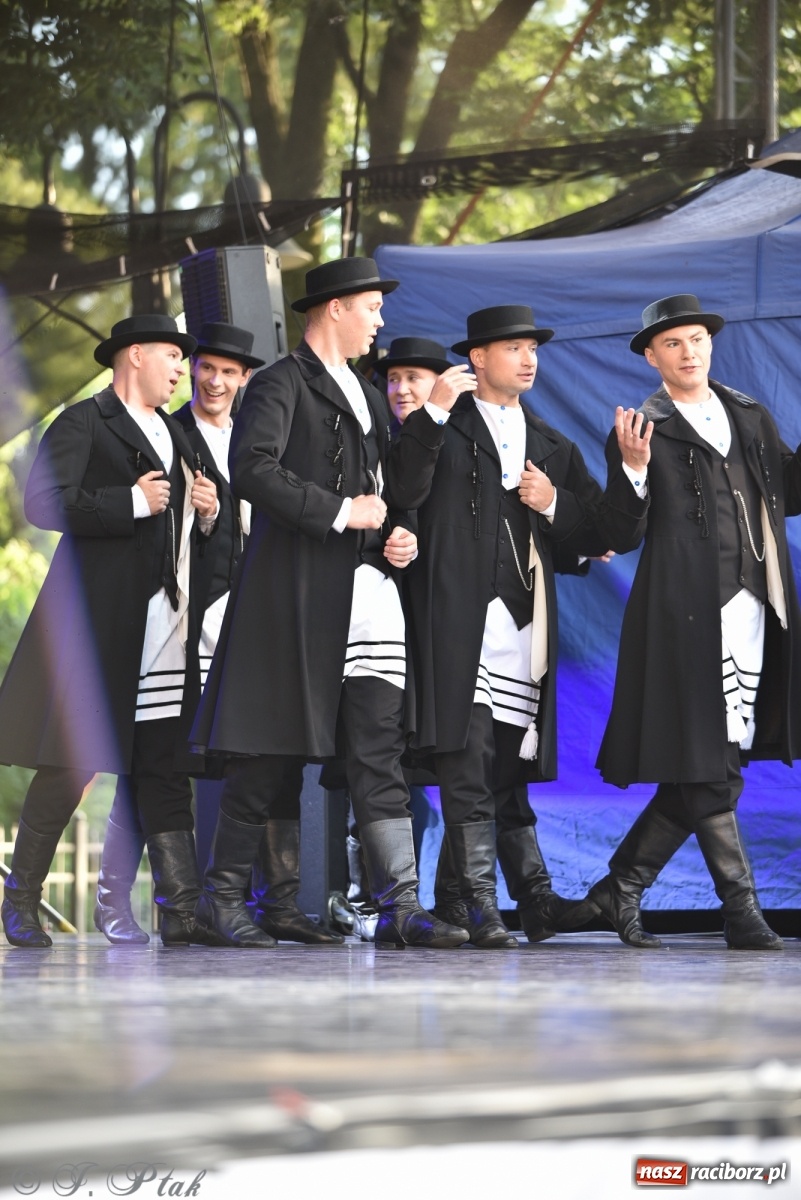 Zdjęcie w galerii na portalu naszraciborz.pl: Śląsk zabrał raciborzan w muzyczno-taneczną podróż po świecie wiadomości z regionu