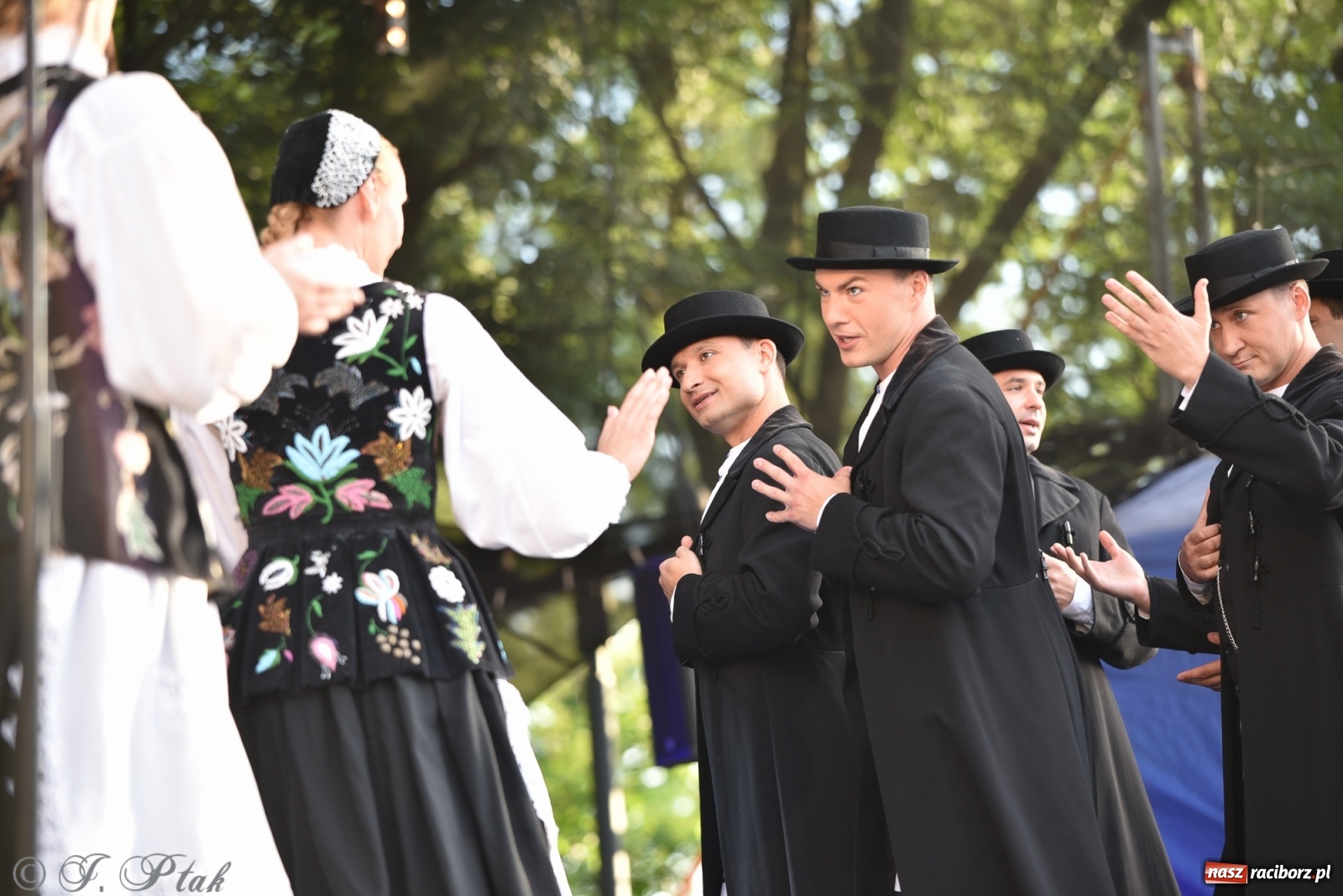 Zdjęcie w galerii na portalu naszraciborz.pl: Śląsk zabrał raciborzan w muzyczno-taneczną podróż po świecie wiadomości z regionu