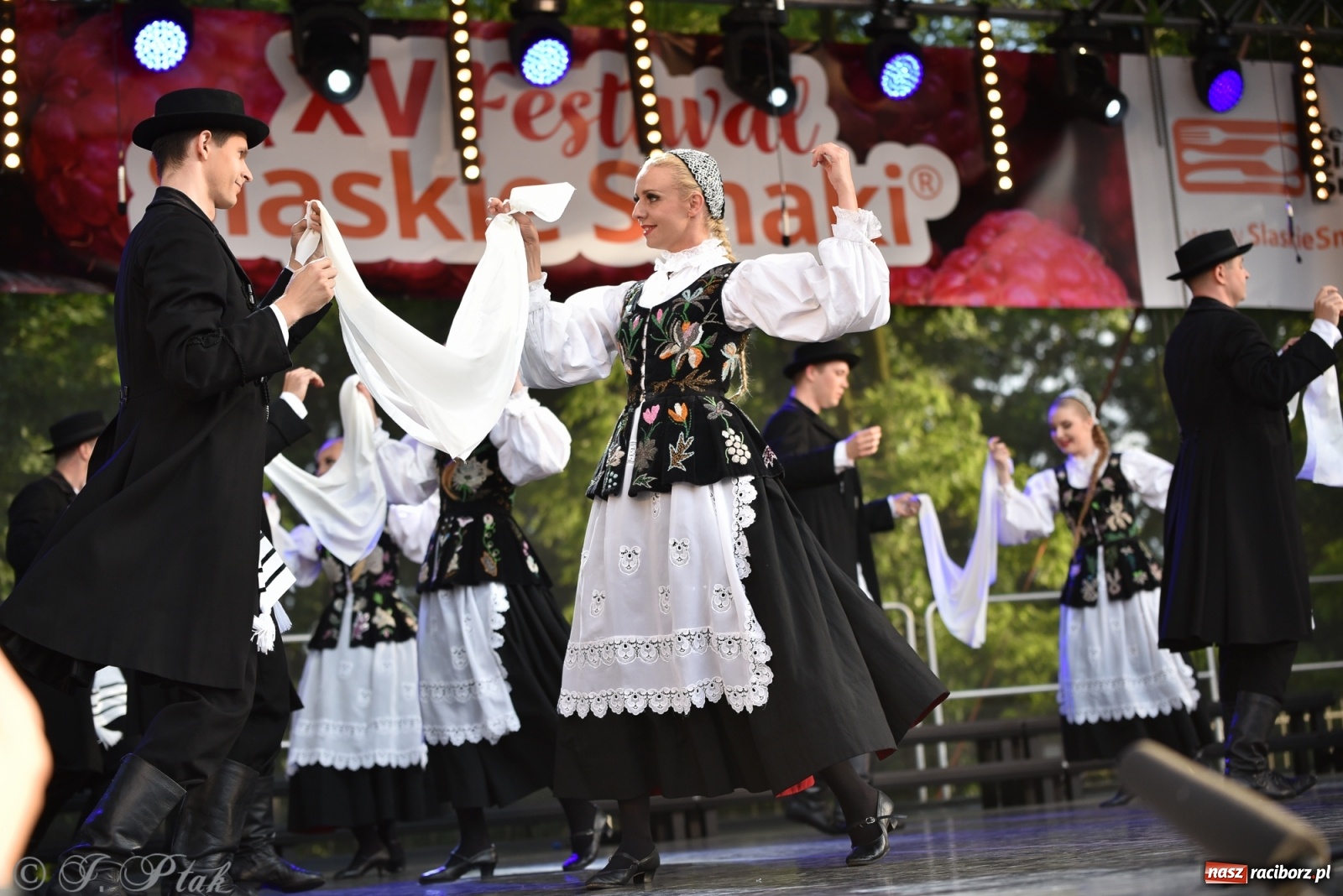 Zdjęcie w galerii na portalu naszraciborz.pl: Śląsk zabrał raciborzan w muzyczno-taneczną podróż po świecie wiadomości z regionu