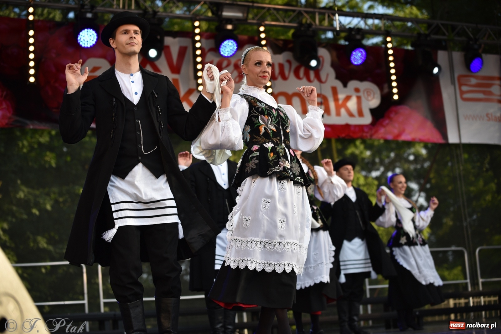 Zdjęcie w galerii na portalu naszraciborz.pl: Śląsk zabrał raciborzan w muzyczno-taneczną podróż po świecie wiadomości z regionu