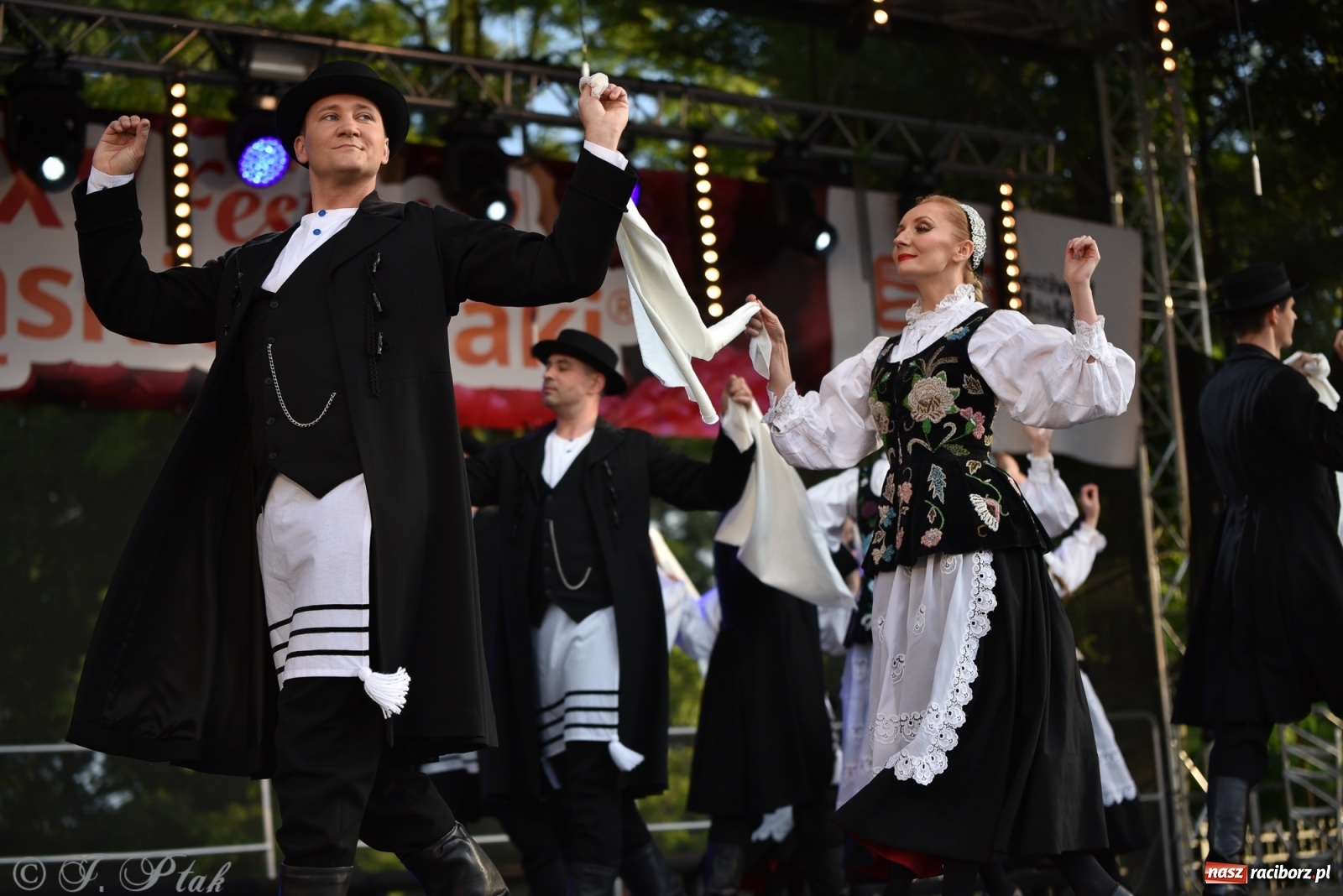 Zdjęcie w galerii na portalu naszraciborz.pl: Śląsk zabrał raciborzan w muzyczno-taneczną podróż po świecie wiadomości z regionu