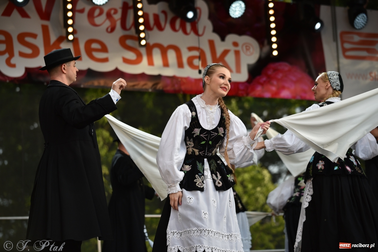 Zdjęcie w galerii na portalu naszraciborz.pl: Śląsk zabrał raciborzan w muzyczno-taneczną podróż po świecie wiadomości z regionu