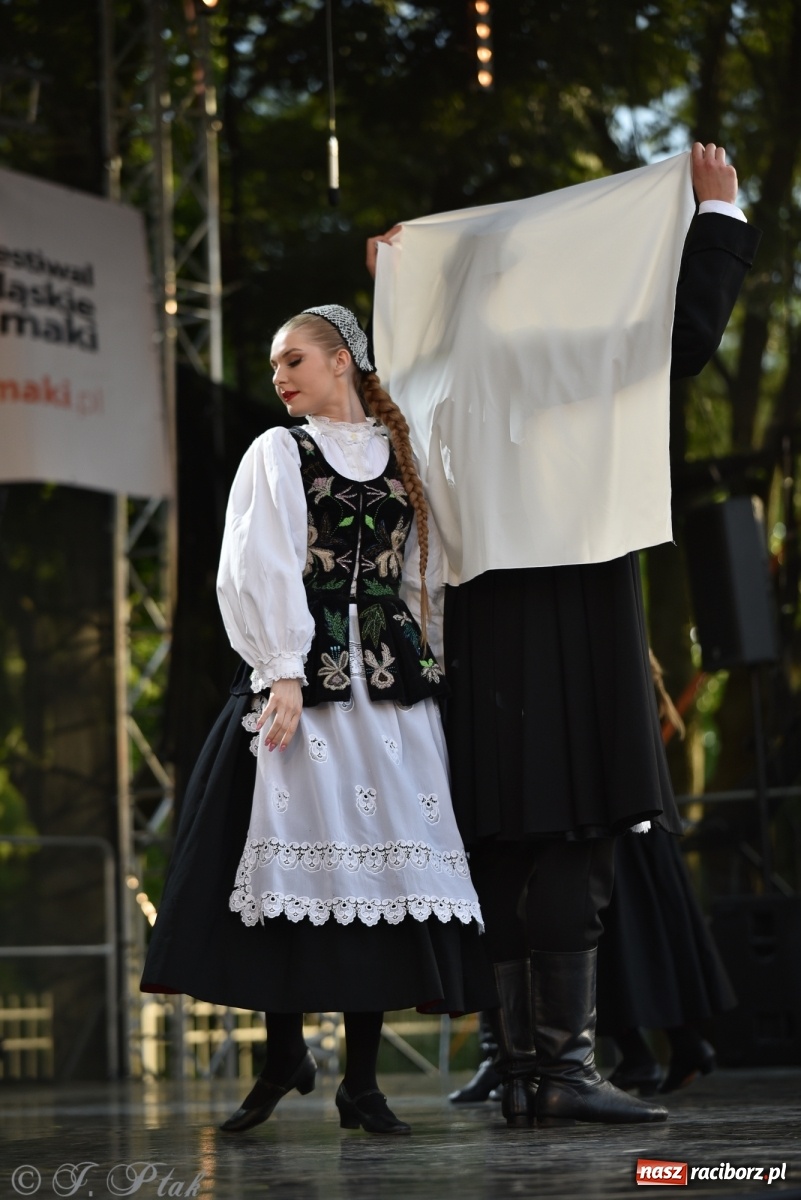 Zdjęcie w galerii na portalu naszraciborz.pl: Śląsk zabrał raciborzan w muzyczno-taneczną podróż po świecie wiadomości z regionu