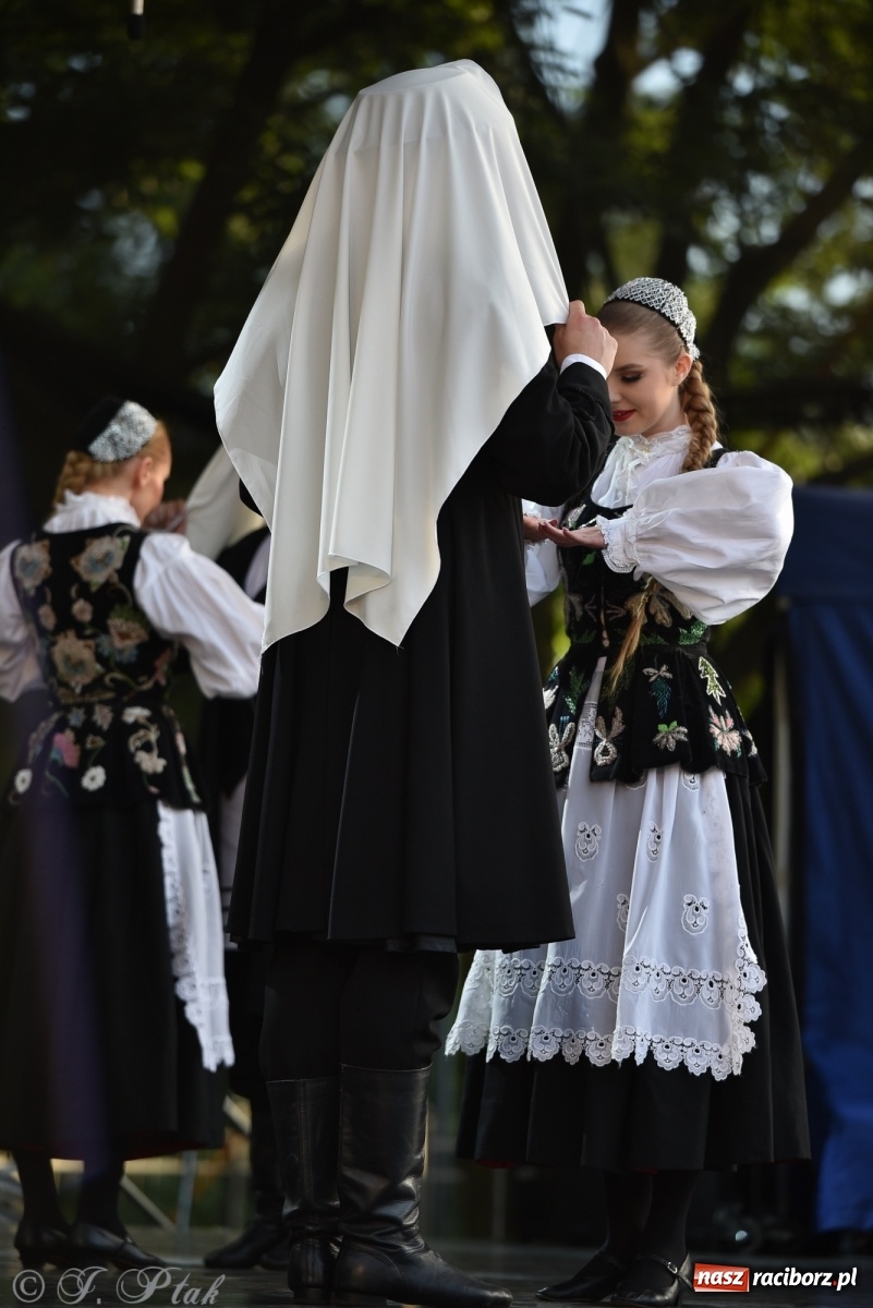 Zdjęcie w galerii na portalu naszraciborz.pl: Śląsk zabrał raciborzan w muzyczno-taneczną podróż po świecie wiadomości z regionu