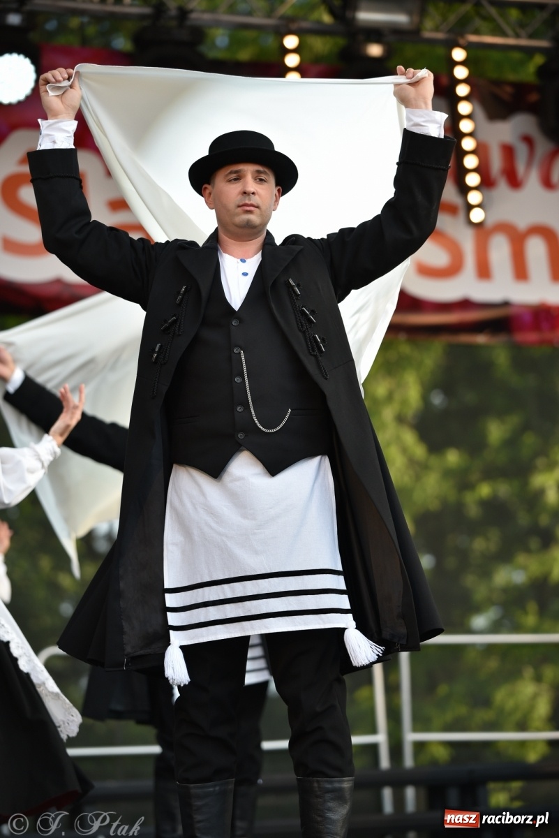 Zdjęcie w galerii na portalu naszraciborz.pl: Śląsk zabrał raciborzan w muzyczno-taneczną podróż po świecie wiadomości z regionu