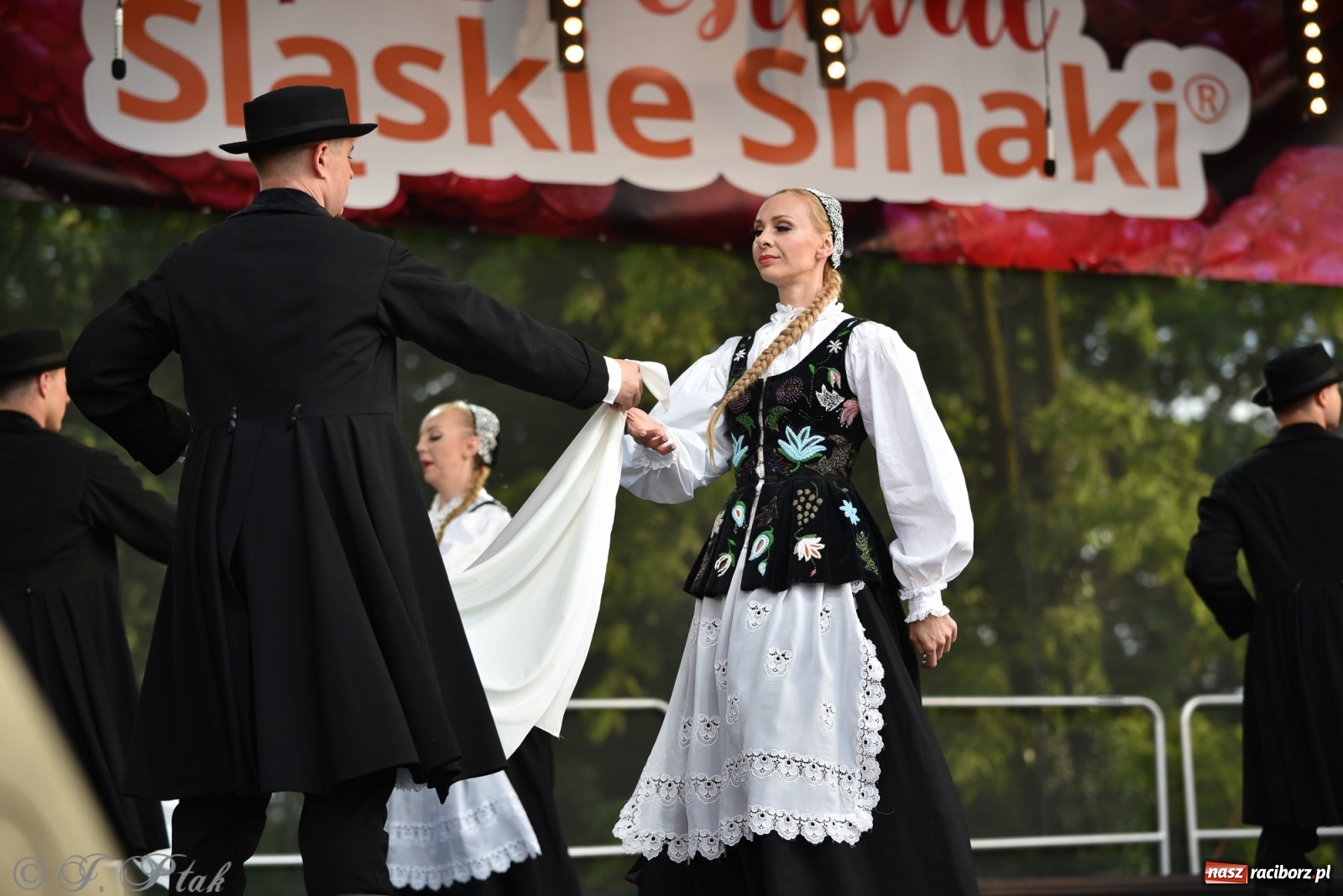 Zdjęcie w galerii na portalu naszraciborz.pl: Śląsk zabrał raciborzan w muzyczno-taneczną podróż po świecie wiadomości z regionu