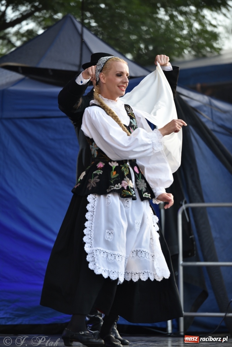 Zdjęcie w galerii na portalu naszraciborz.pl: Śląsk zabrał raciborzan w muzyczno-taneczną podróż po świecie wiadomości z regionu