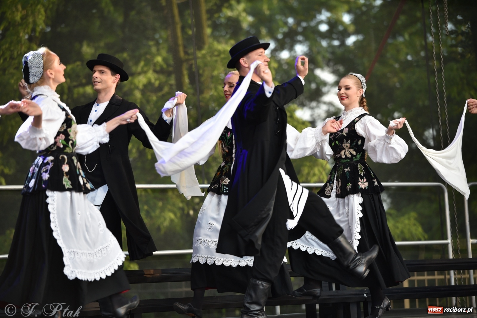 Zdjęcie w galerii na portalu naszraciborz.pl: Śląsk zabrał raciborzan w muzyczno-taneczną podróż po świecie wiadomości z regionu