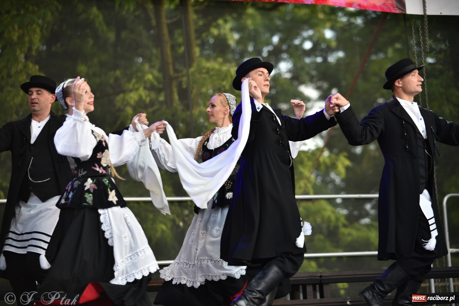 Zdjęcie w galerii na portalu naszraciborz.pl: Śląsk zabrał raciborzan w muzyczno-taneczną podróż po świecie wiadomości z regionu