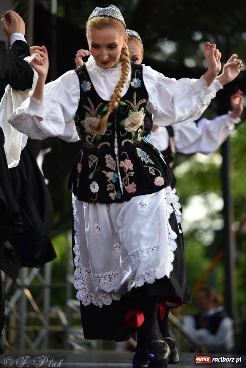 Zdjęcie w galerii na portalu naszraciborz.pl: Śląsk zabrał raciborzan w muzyczno-taneczną podróż po świecie wiadomości z regionu